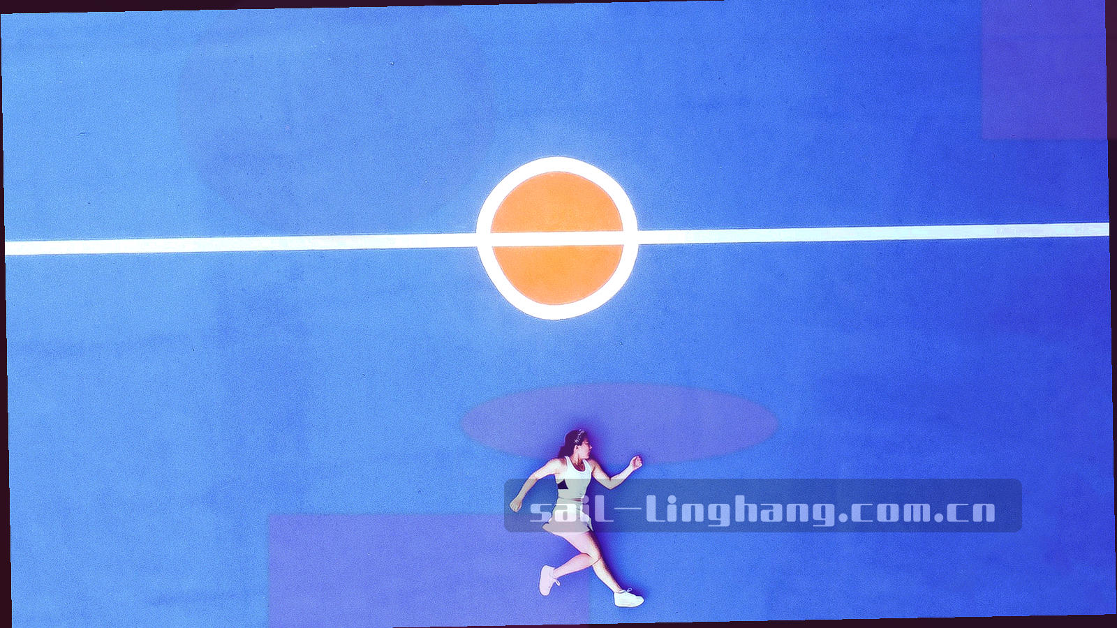 高原湖面与远方航道的横向长图，天空带日出金光带，画面干净留白多
